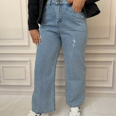 شلوار زنانه جین بگ سنگشور شده رنگ آبی روشن، نمای تمام قد، فاق بلند، مدل گشاد، دارای دکمه و زیپ، پشت کمر کش‌دار (سایز ۴۰ تا ۵۲)