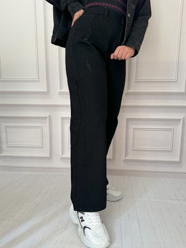 شلوار زنانه جین بگ سنگشور شده رنگ مشکی، نمای تمام قد، فاق بلند، مدل گشاد، پشت کمر کشدار، دارای دکمه و زیپ (سایز ۴۰ تا ۵۲)