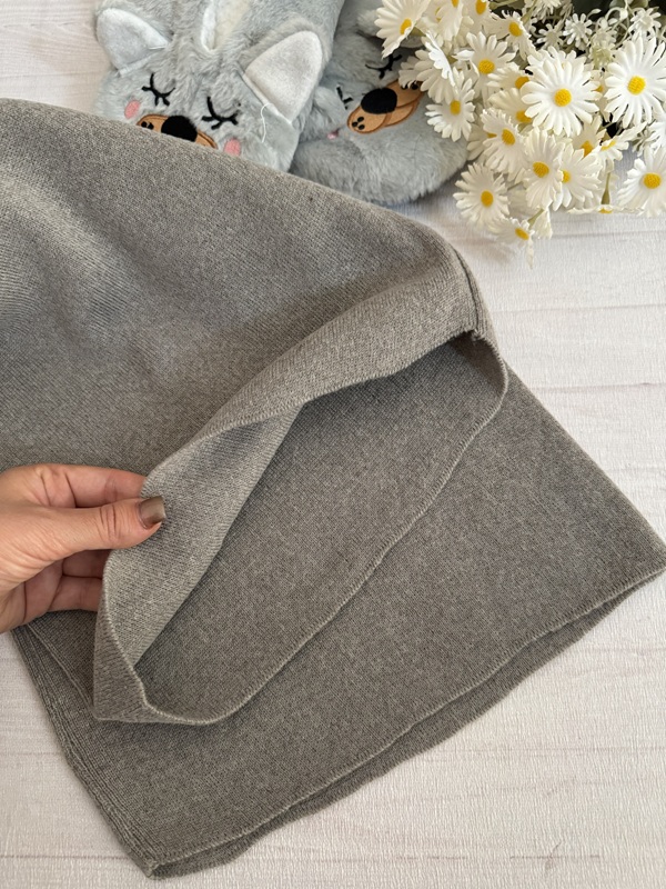 نمای نزدیک بافت داخلی شلوار زنانه بافت بگ آیریس ساده رنگ خاکی، نشاندهنده ضخامت، نرمی و کیفیت بافت کشباف ساده پارچه