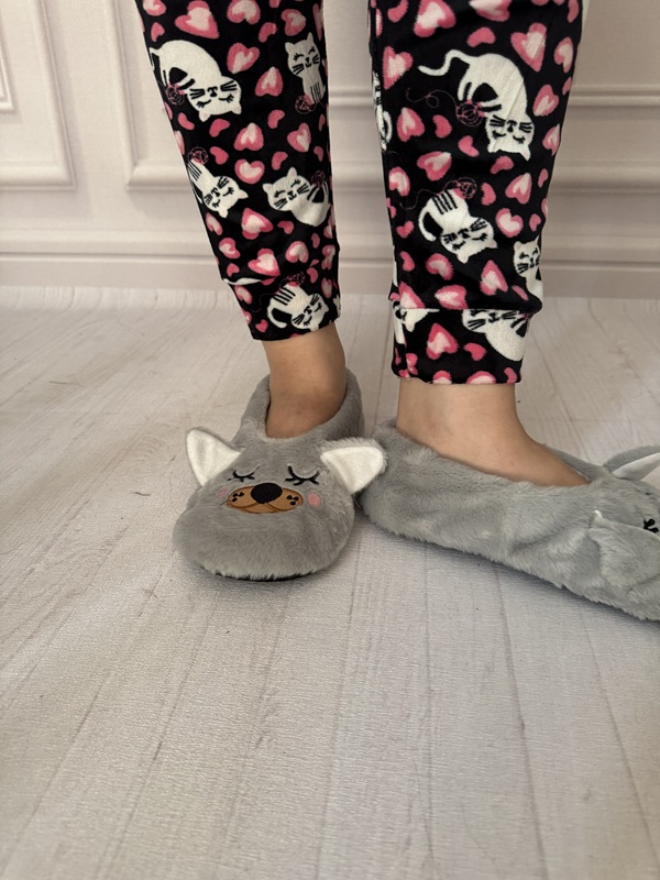 نمای نزدیک مچ شلوار مخمل حوله ای طرح دار زنانه (لگ مچ دار)، با طرح گربه و قلب، جنس نرم و کشسان، مناسب استفاده خانگی