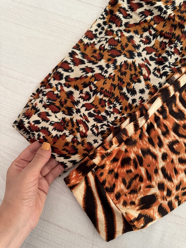 نمای نزدیک جنس مخمل شلوار پلنگی و مقایسه دو طرح موجود: پلنگی کلاسیک و ترکیب پلنگی گورخری