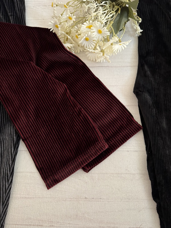 نمای نزدیک قسمت پایین شلوار جذب زنانه مخمل کبریتی رنگ زرشکی (شرابی)، نشاندهنده لبه ساده دوخته شده و مدل جذب (Slim Fit) شلوار، فری سایز ۳۸ الی ۴۸