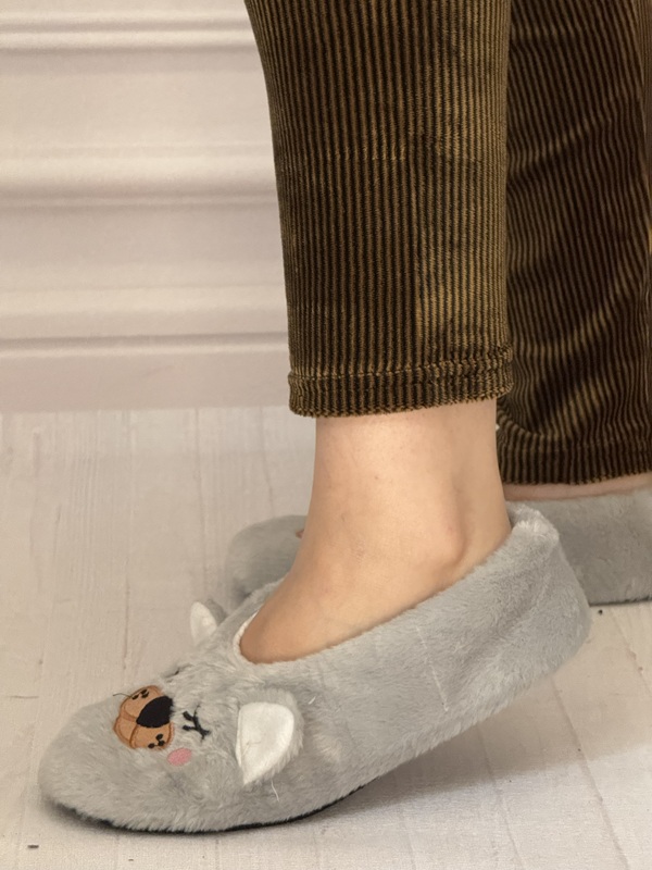 نمای نزدیک مچ شلوار لگ زنانه مخمل کبریتی رنگ زیتونی، نشان دهنده مدل مچ دار جذب و جنس مخمل کبریتی باکیفیت پارچه