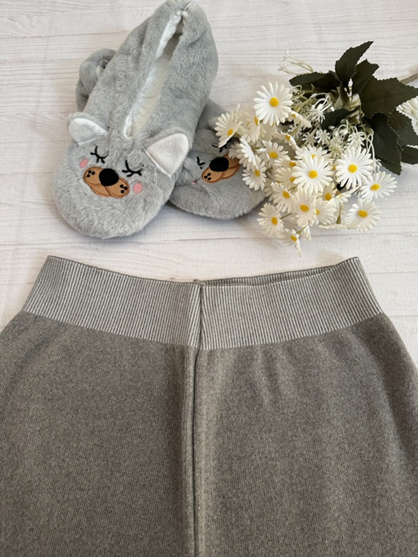 نمای نزدیک کمر تمام کش شلوار زنانه بافت بگ آیریس ساده رنگ خاکی، نشاندهنده کمر پهن با بافت کشباف راه راه و بافت ساده و نرم شلوار