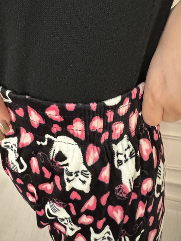 نمای نزدیک کمر تمام کش شلوار زنانه مخمل حوله ای طرح دار لگ مچ دار، با طرح گربه و قلب، جنس نرم و کشسان، فری سایز ۳۶ الی ۴۸