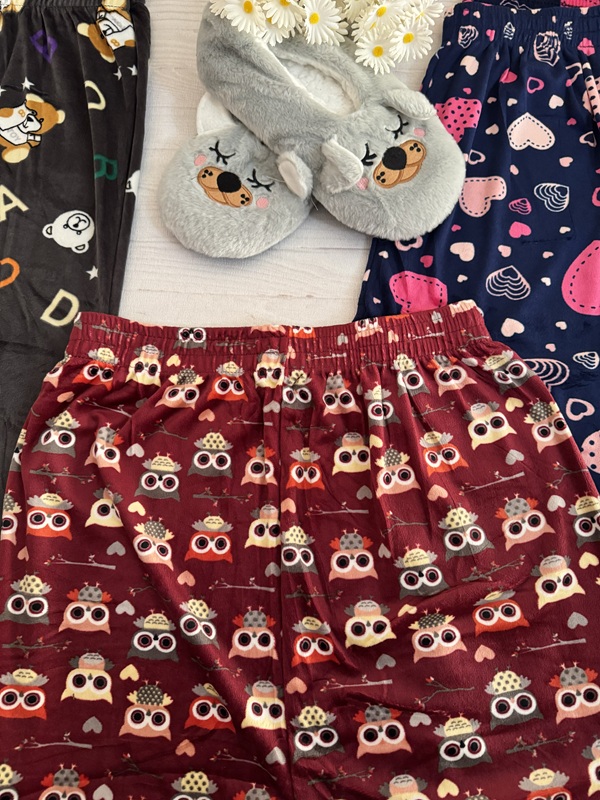 نمای نزدیک کمر تمام کش و بافت مخمل حوله ای شلوار زنانه طرح جغد، لگ مچ دار، جنس نرم و کشسان، فری سایز ۳۶ الی ۴۸