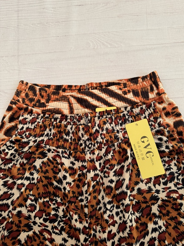 نمای نزدیک کمر تمام کش شلوار مخمل پلنگی طرح گورخری و کلاسیک، نشاندهنده جنس مخمل و برچسب (تگ) محصول GVC