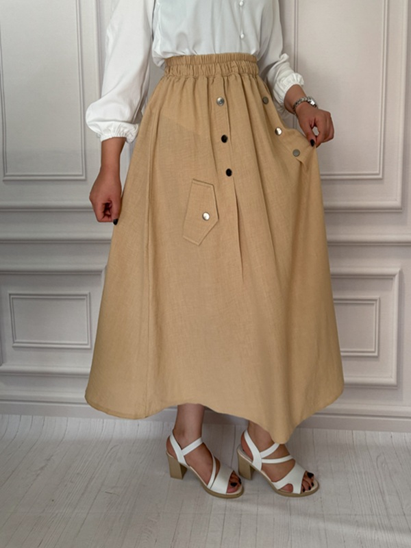 نمای بغل دامن کرم بابوس در تن مانکن – طراحی ساده و کاربردی