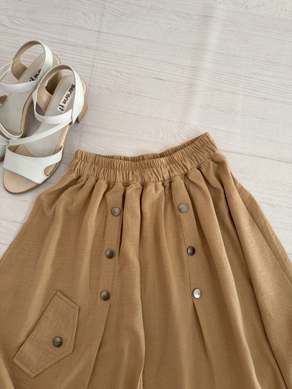 نمای واضح از کمر کشی دامن بابوس زنانه – رنگ کرم – از بالا