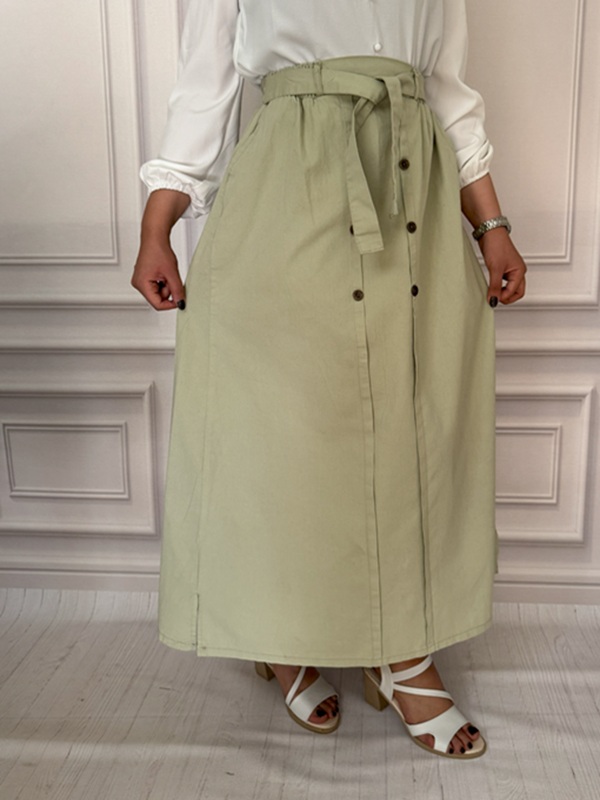 نمای بغل دامن سبز پسته‌ای در تن مانکن با دوخت حرفه‌ای