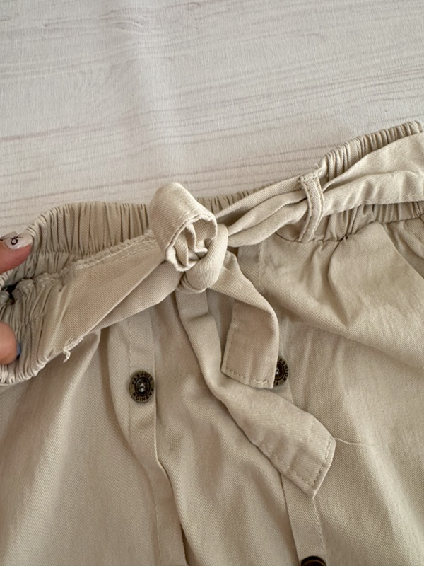 نمای جلوی کمر ساده و پشت کش دار کمربنددار دامن شیری روی زمین