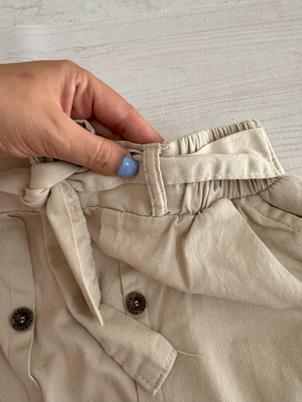 نمای فرم کمربند دامن شیری با جزئیات روی زمین