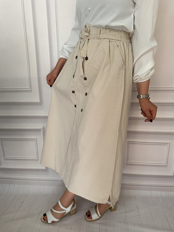 نمای بغل دامن کتان شیری با برش تمیز و فرم راحت در تن مانکن