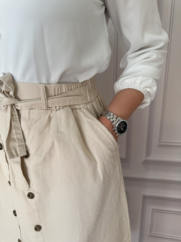 جیب کاربردی دامن شیری از نمای بغل در تن مانکن