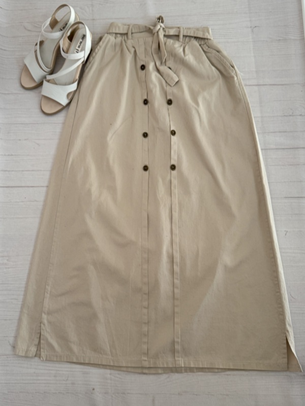 نمای کامل دامن شیری از جنس کتان روی زمین