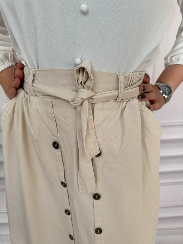 نمای جلوی کمر ساده دامن کتان شیری همراه با کمربند در تن مانکن