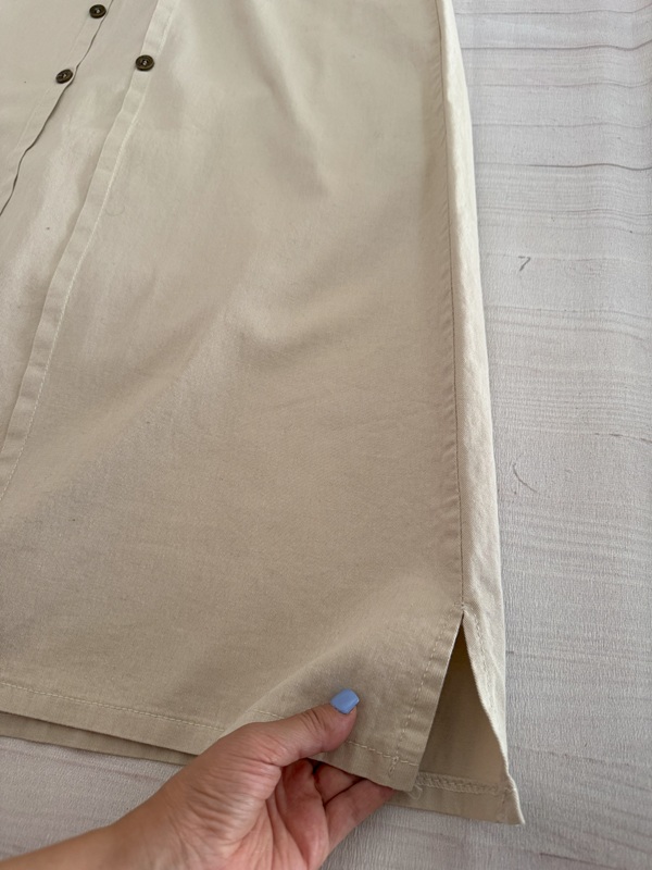 چاک کوچک کنار پایین دامن کتان شیری روی زمین