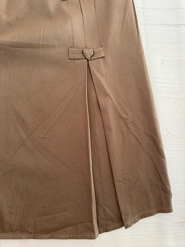 نمای قسمت پایین دامن کرم از پارچه کتان روی زمین