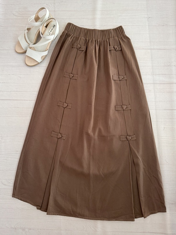 نمای کامل دامن کرم با کمر کشی روی زمین