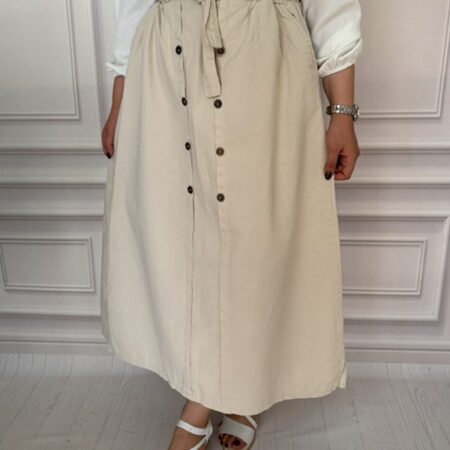 نمای جلو دامن کتان رنگ شیری با کمربند و کمر پشت کش‌دار در تن مانکن