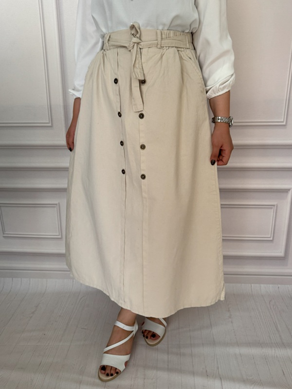 نمای جلو دامن کتان رنگ شیری با کمربند و کمر پشت کش‌دار در تن مانکن