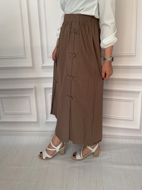 نمای بغل کامل دامن کرم کتان در تن مانکن