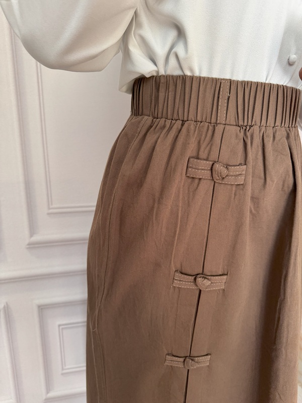 نمای بغل از کمر دامن کرم در تن مانکن با کمر کشی