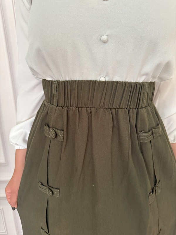 نمای نزدیک از کمر دامن یشمی با کمر کشی در تن مانکن