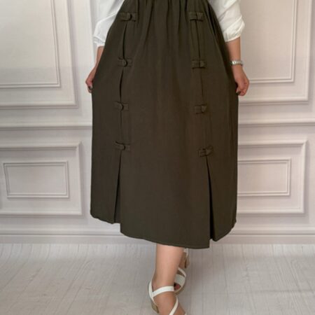 نمای جلو دامن کتان یشمی با کمر تمام کش در تن مانکن