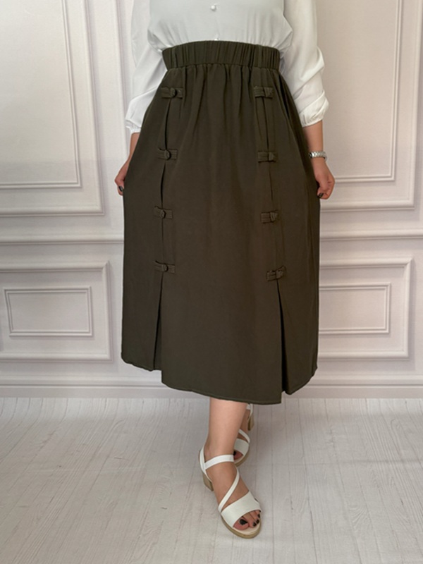 نمای جلو دامن کتان یشمی با کمر تمام کش در تن مانکن