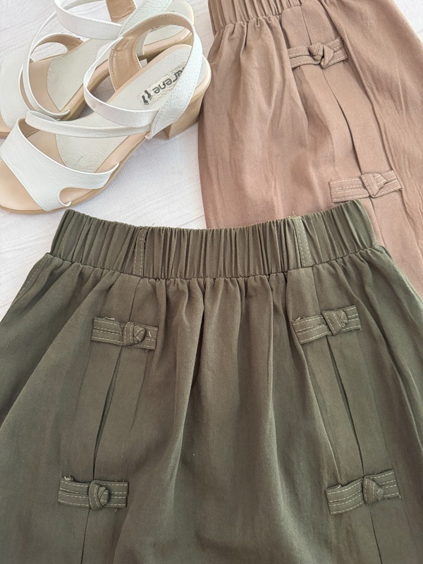 نمای کمر کش دامن یشمی کتان روی زمین