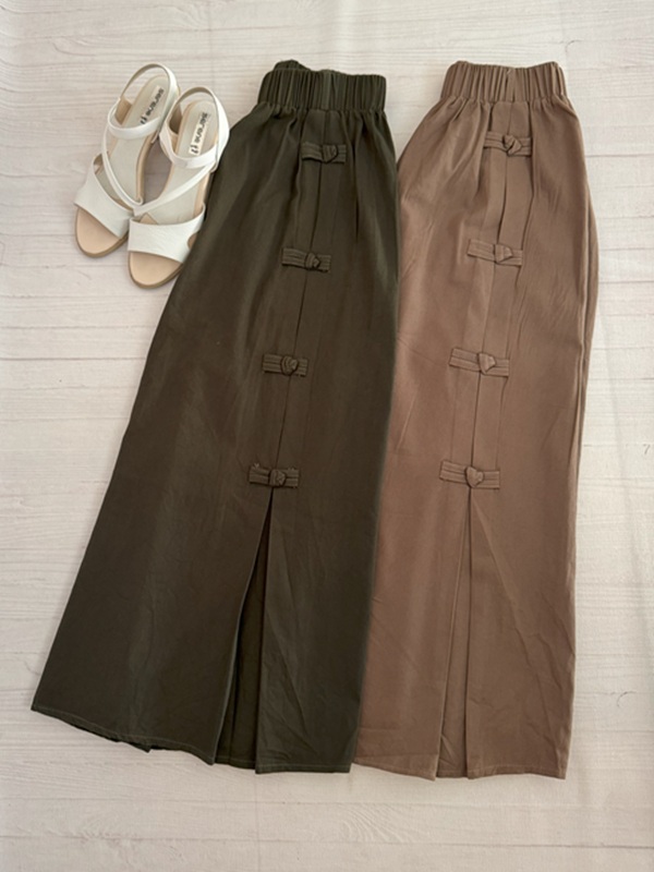 نمای کامل دو دامن کتان یشمی و کرم روی زمین