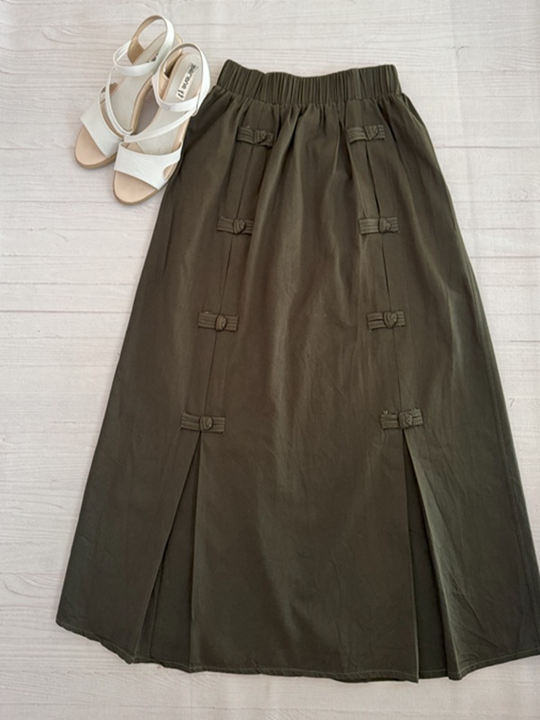 نمای کامل دامن یشمی کتان با طراحی ساده روی زمین