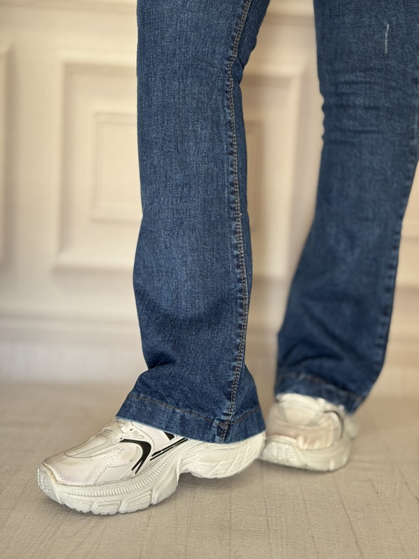 شلوار جین دمپا گشاد زنانه آبی روشن با فرم دمپای سنگشور شده