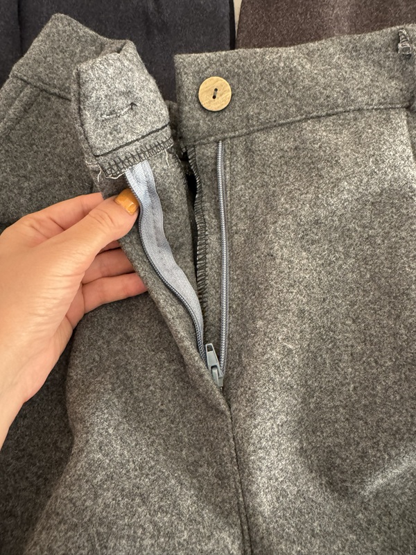 شلوار مام فوتر زیپی زنانه طوسی روشن با زیپ و دکمه