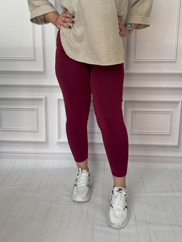 ساپورت نخی زنانه زرشکی با طراحی جذب و کمر کشی، نمای جلو روی مانکن