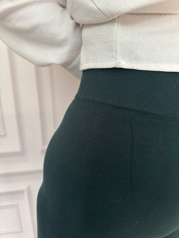 ساپورت نخی زنانه سبز با کمر کش پهن، نمای بغل روی مانکن