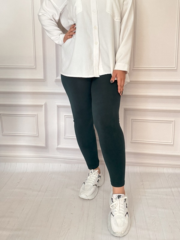 ساپورت نخی زنانه سبز کشی با طراحی جذب، نمای جلو روی مانکن