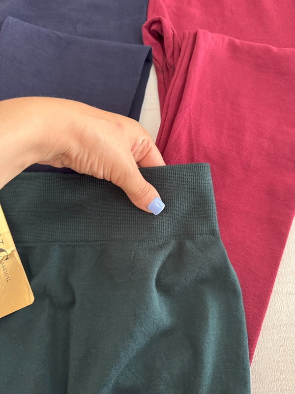 ساپورت نخی زنانه سبز با کمر پهن و راحت، نمای جلو روی زمین