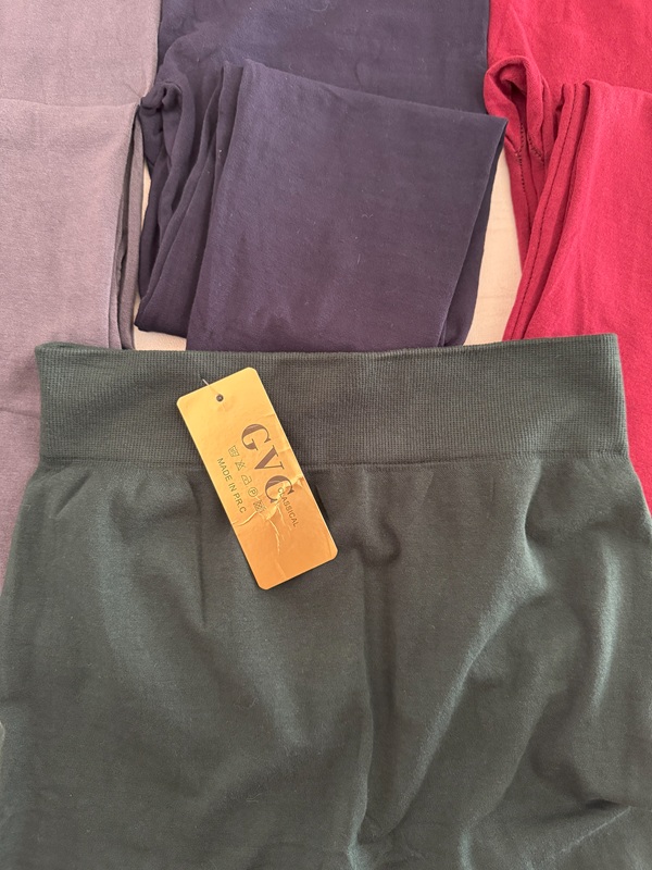 ساپورت نخی زنانه سبز با کمر کش پهن، نمای جلو روی زمین