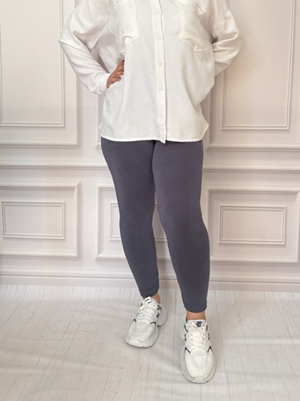 ساپورت نخی زنانه طوسی جذب و راحت با کمر کشی، نمای جلو روی مانکن