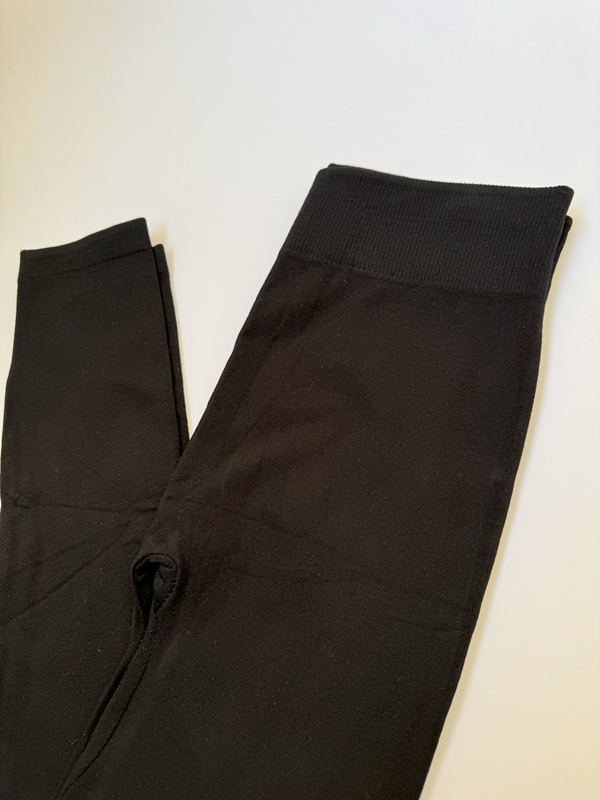 ساپورت نخی زنانه مشکی با کمر کش پهن، نمای کامل روی زمین