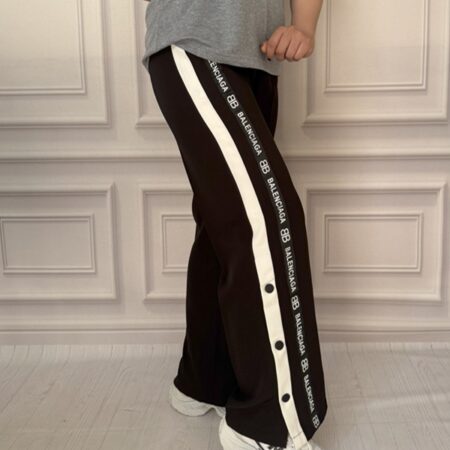 نمای بغل شلوار مازراتی بالنسیاگا مشکی در تن مانکن با نوار نوشته BALENCIAGA