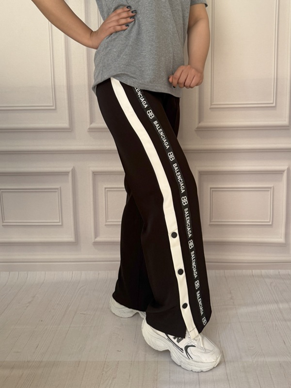 نمای بغل شلوار مازراتی بالنسیاگا مشکی در تن مانکن با نوار نوشته BALENCIAGA