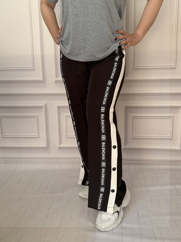 نمای جلوی شلوار اسپرت بالنسیاگا مشکی در تن مانکن با طراحی بگ و نوار نوشته‌دار