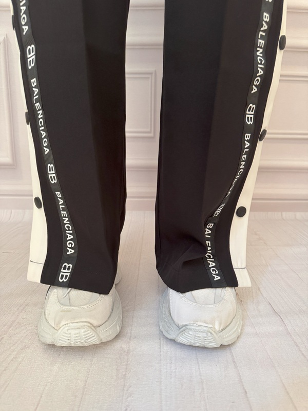 نمای دمپای شلوار اسپرت بالنسیاگا مشکی از پایین در تن مانکن