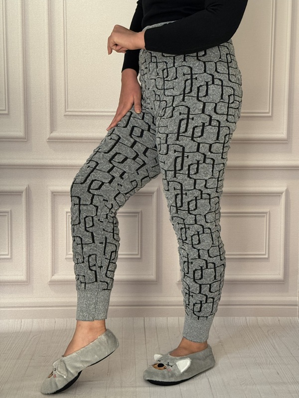 شلوار زنانه بافت برجسته طوسی و مشکی، مدل لگ مچ دار، بافت کشسان نرم با طرح هندسی تودرتو، فری سایز ۳۶ تا ۴۸