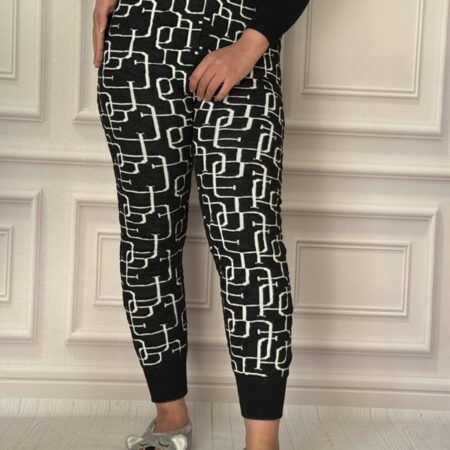 شلوار زنانه بافت برجسته مشکی و سفید، مدل لگ مچ دار، بافت کشسان و نرم با کمر تمام کش، مناسب سایز ۳۶ تا ۴۸