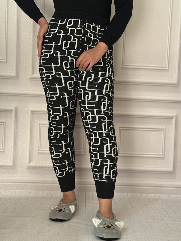 شلوار زنانه بافت برجسته مشکی و سفید، مدل لگ مچ دار، بافت کشسان و نرم با کمر تمام کش، مناسب سایز ۳۶ تا ۴۸