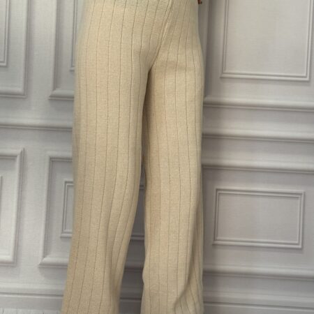 نمای جانبی شلوار زنانه بافت بگ آیریس رنگ بژ طلایی روشن، بافت کشباف نرم راه راه عمودی، مدل گشاد (بگ) با کمر تمام کش، فری سایز ۳۸ تا ۴۸